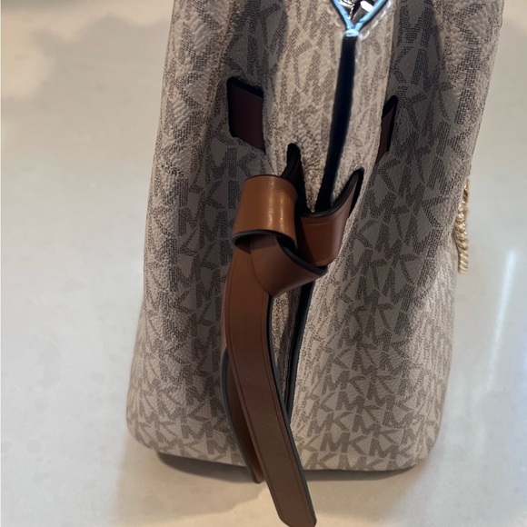 Authentic‎ Michael Kors Hamilton Legacy Large Logo Belted Satchel Vanilla/Acorn - Picture 6 of 8